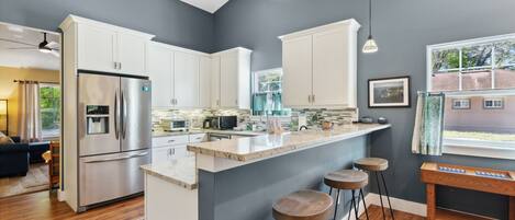 Frigorifero, microonde, forno, piano cottura