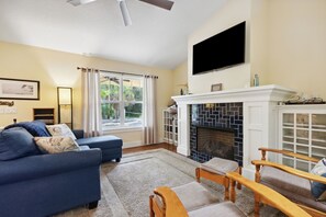 Smart TV, lareira, livros, escritórios