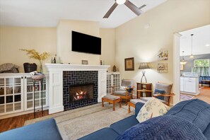 Smart-TV, Kamin, Bücher, Arbeitsbereiche