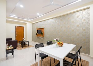 Deluxe Double Room | Dining