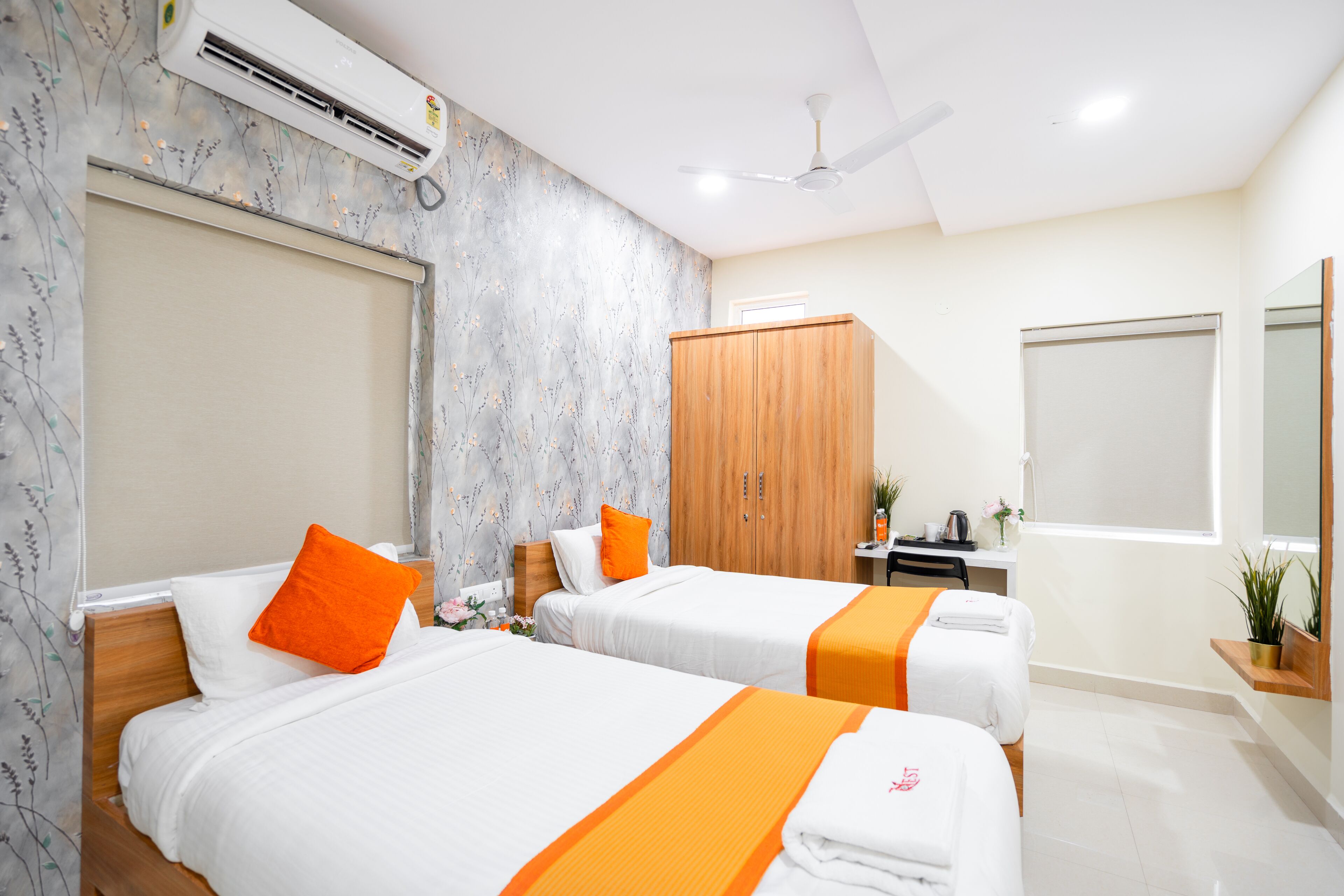 双人房或双床房 | 办公桌