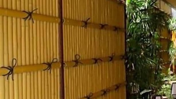A bamboo partition with a woven pattern, a tiled floor, and potted plants. - Kyoto Gion Hotel (Kyoto)