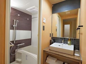 A bathroom with a bathtub, a shower, a sink, and a mirror. - Kyoto Gion Hotel (Kyoto)