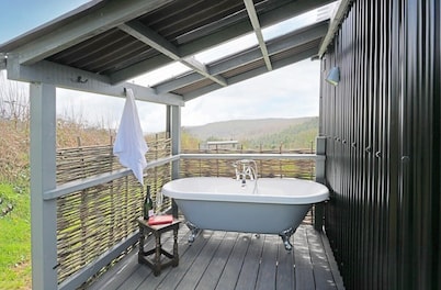 Luxurious Hut with Outdoor Bath & Sea Views