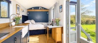 Cosy Hut w/ Sea Views & Outdoor Shower