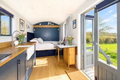 Cosy Hut with Sea Views & Outdoor Shower