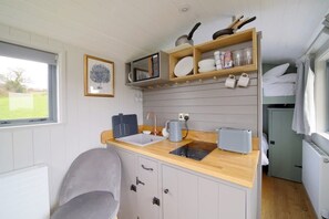 Kühlschrank, Mikrowelle, Herdplatte, Toaster