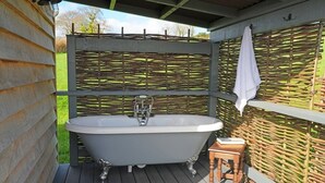 Property grounds - Charming Hut with Outdoor Bath & Decking, Sea Views (Sidmouth)