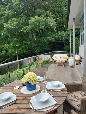 Outdoor dining - Cosy Home on the Waterfront, Private Parking (Looe)