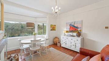 Televisie, een open haard, een stereo en een kantoor