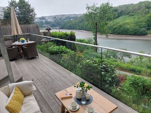 Cosy Home on the Waterfront, Private Parking