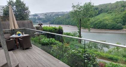 Cosy Home on the Waterfront, Private Parking