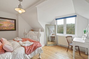 3 habitaciones, tabla de planchar con plancha, wifi y ropa de cama 