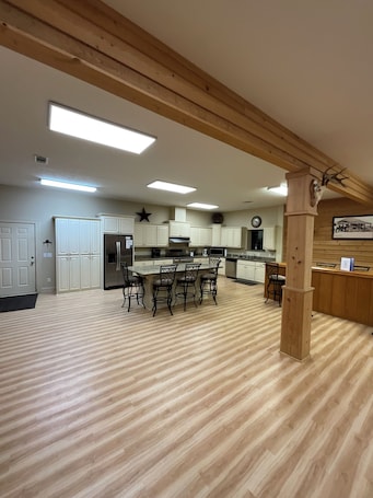 Fridge, microwave, oven, stovetop. The BooneDocks Lodge in Toledo Bend. Come Experience spacious living.