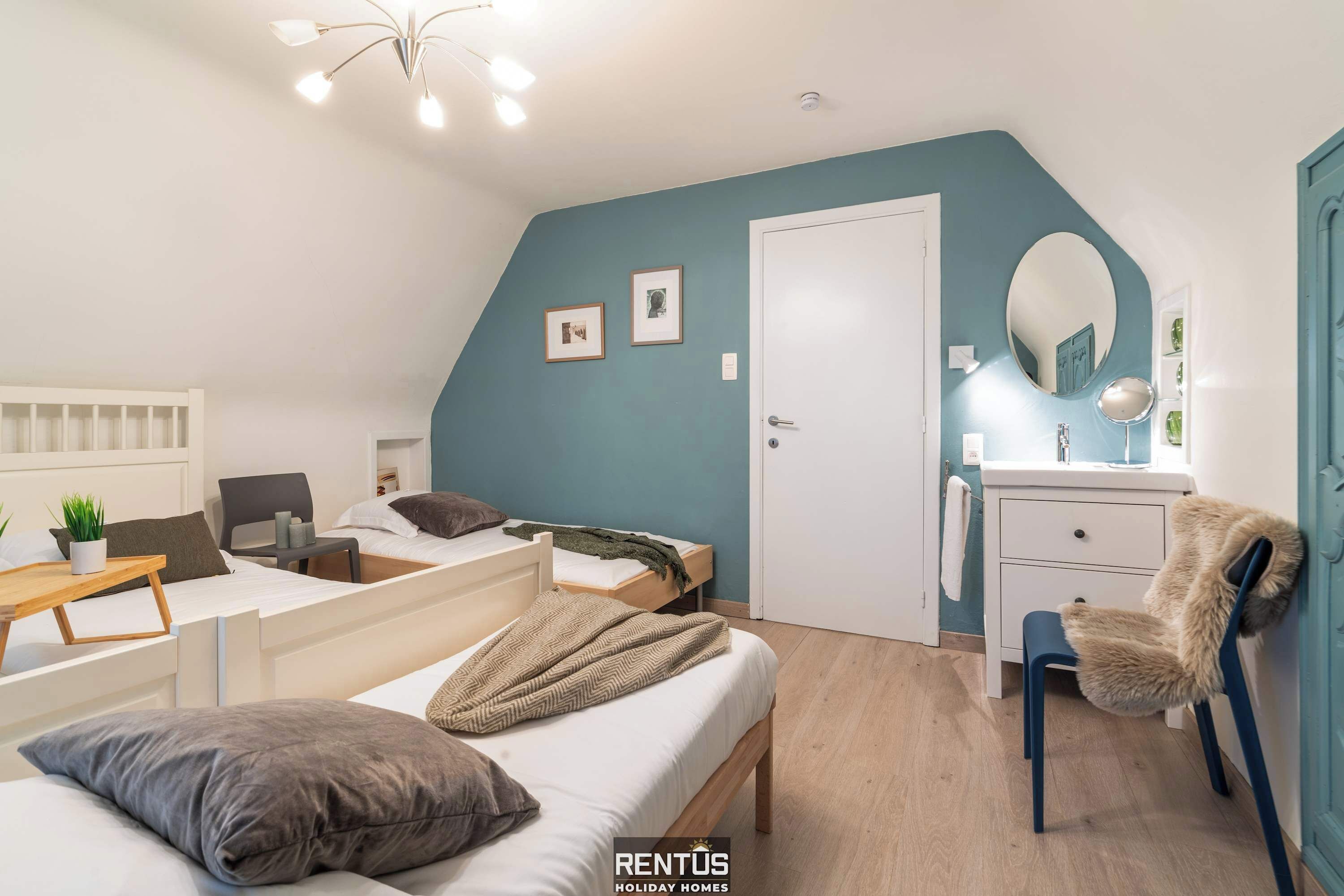3 bedrooms, desk, iron/ironing board, travel cot