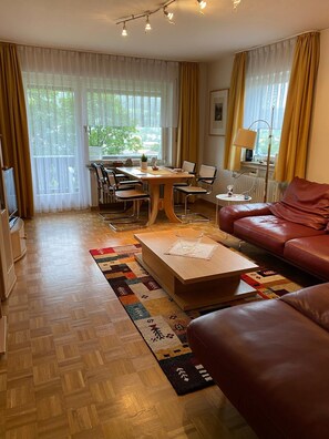 TV, stereo - Apartment 'Wohnung Mit Bergblick In Mittenwald' with Mountain View, Balcony and Wi-Fi (Mittenwald)