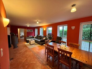 Fernseher, Kamin, Tischtennisplatte, Stereoanlage