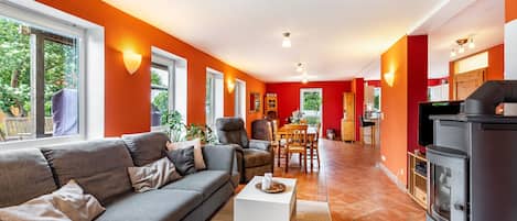 TV, fireplace, table tennis, stereo