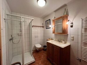 Shower, free toiletries, hair dryer, towels - Apartment 'Cattle Barn - Leben Auf Dem Hof' with Sea View, Private Terrace and Wi-Fi (Tröndel)