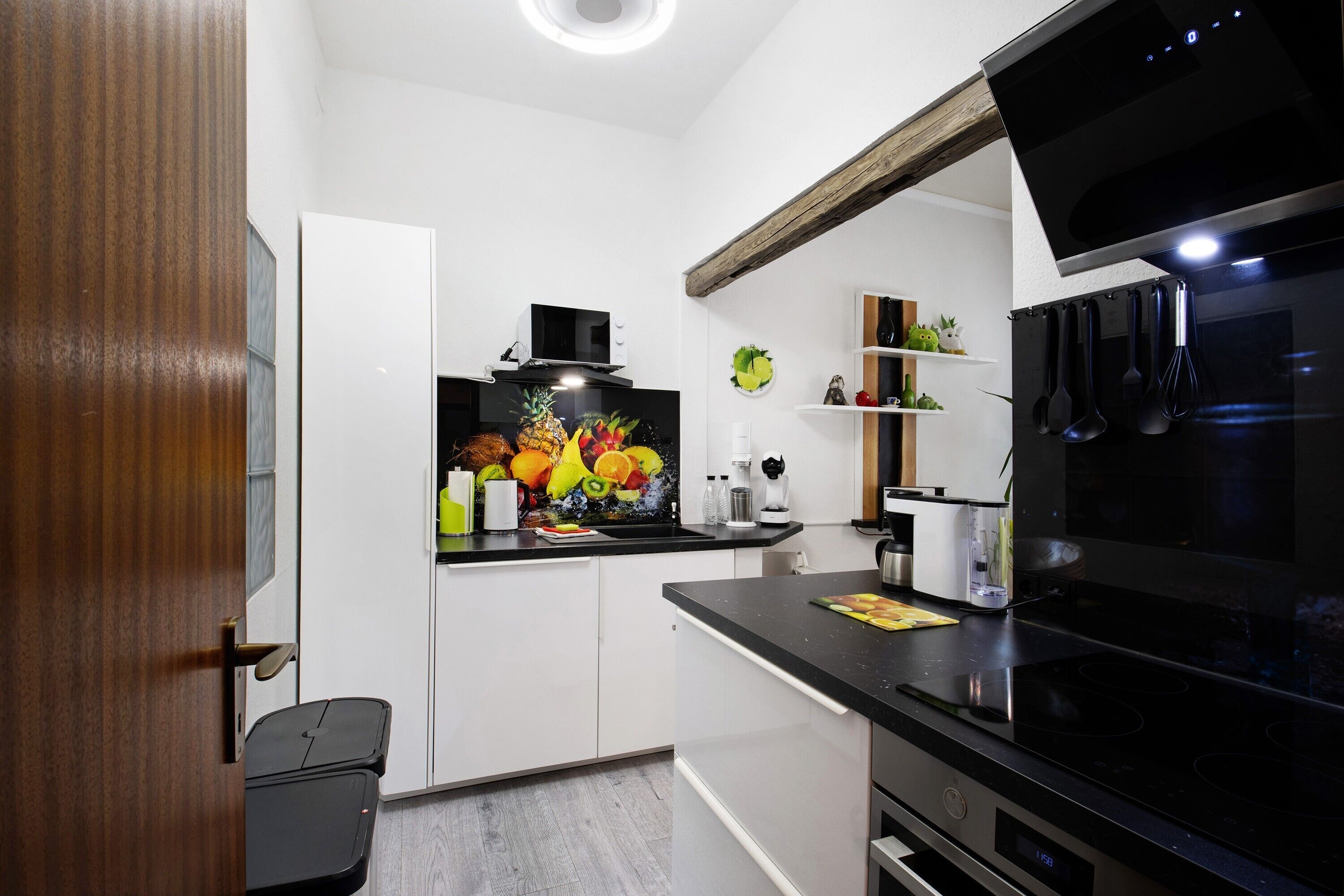 雪櫃、微波爐、焗爐、爐具