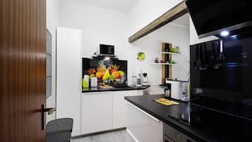 Frigorifero, microonde, forno, piano cottura