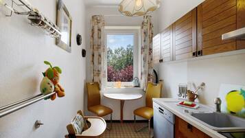 KĂŒhlschrank, Mikrowelle, Ofen, Herdplatte