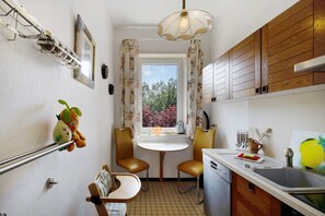 Fridge, microwave, oven, stovetop - Apartment 'Der Falkenhorst' with Mountain View, Shared Terrace and Wi-Fi (Bad Sachsa)