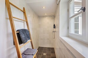 Regadera, amenidades de baño gratuitas, secadora de cabello, toallas 