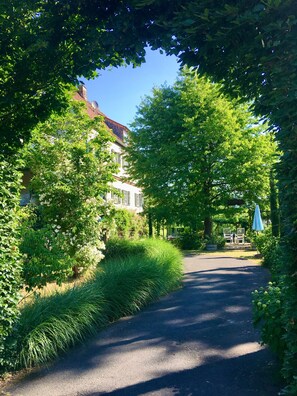 Property grounds - Holiday Home 'Gästehaus Altes Forstamt Sinntal' with Mountain View, Terrace and Wi-Fi (Sinntal)