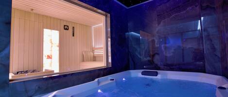 Un jacuzzi con pared de madera y techo estrellado.