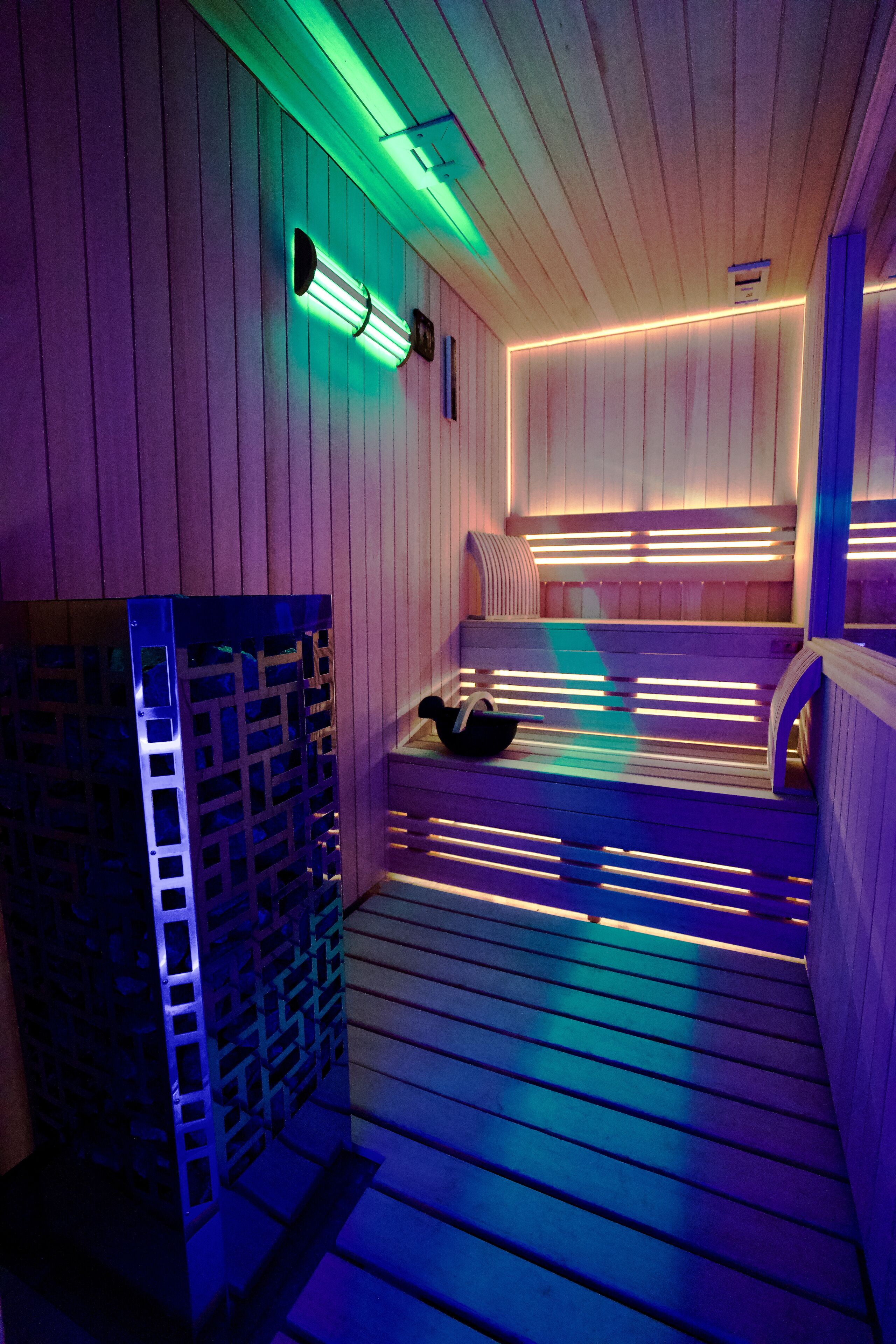 Una sauna con bancos de madera y techo inclinado.