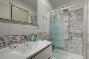 Shower, hair dryer, towels, soap - 4 Seasons Apartment (Torricella Taverne)