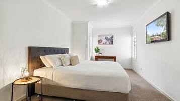 3 bedrooms, iron/ironing board, WiFi, bed sheets