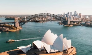 Het Sydney Opera Huis met de Sydney Harbour Bridge op de achtergrond.
