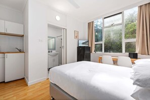 Desk, iron/ironing board, WiFi, bed sheets