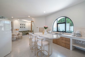 Full-sized fridge, stovetop, toaster, cookware/dishes/utensils - Villa Hawk (Canggu)