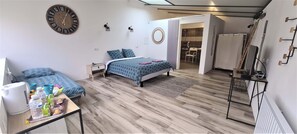 6 bedrooms, iron/ironing board, WiFi, bed sheets