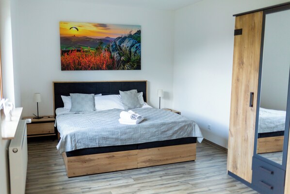 2 室のベッドルーム、アイロン / アイロン台、WiFi (無料)、ベッドシーツ