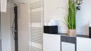 Dusche, Haartrockner, Handtücher, Seife