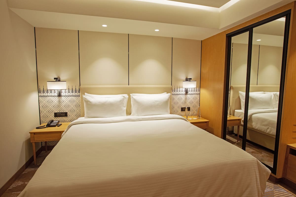 Egyptian cotton sheets, premium bedding, Select Comfort beds, minibar