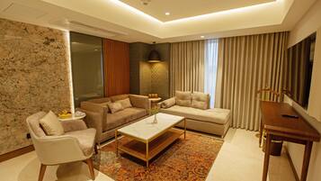 Suíte executiva, vista para a piscina | Área de estar | Smart TV 52 polegadas com canais via satélite, filmes pagos