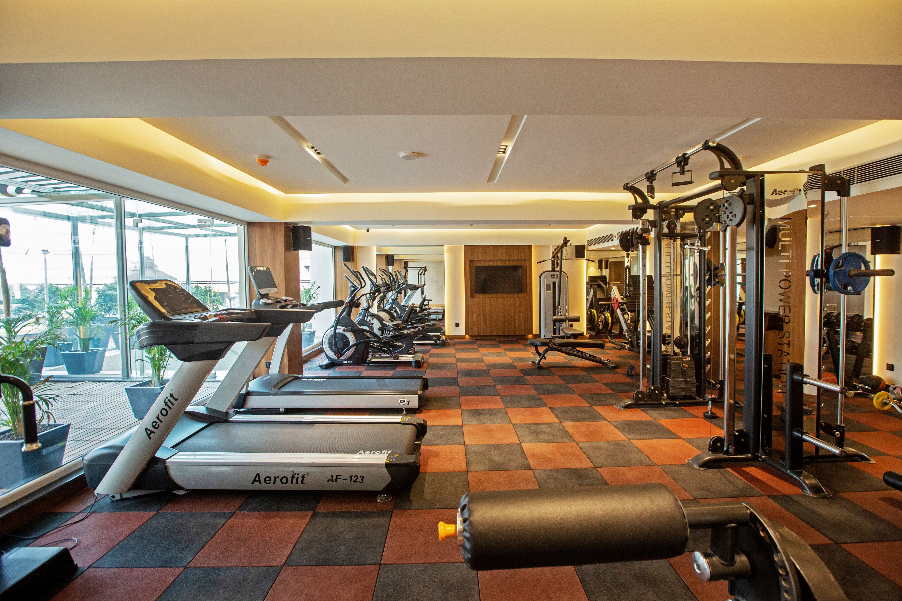 Ett gym med löpband, crosstrainers och utrustning för styrketräning.