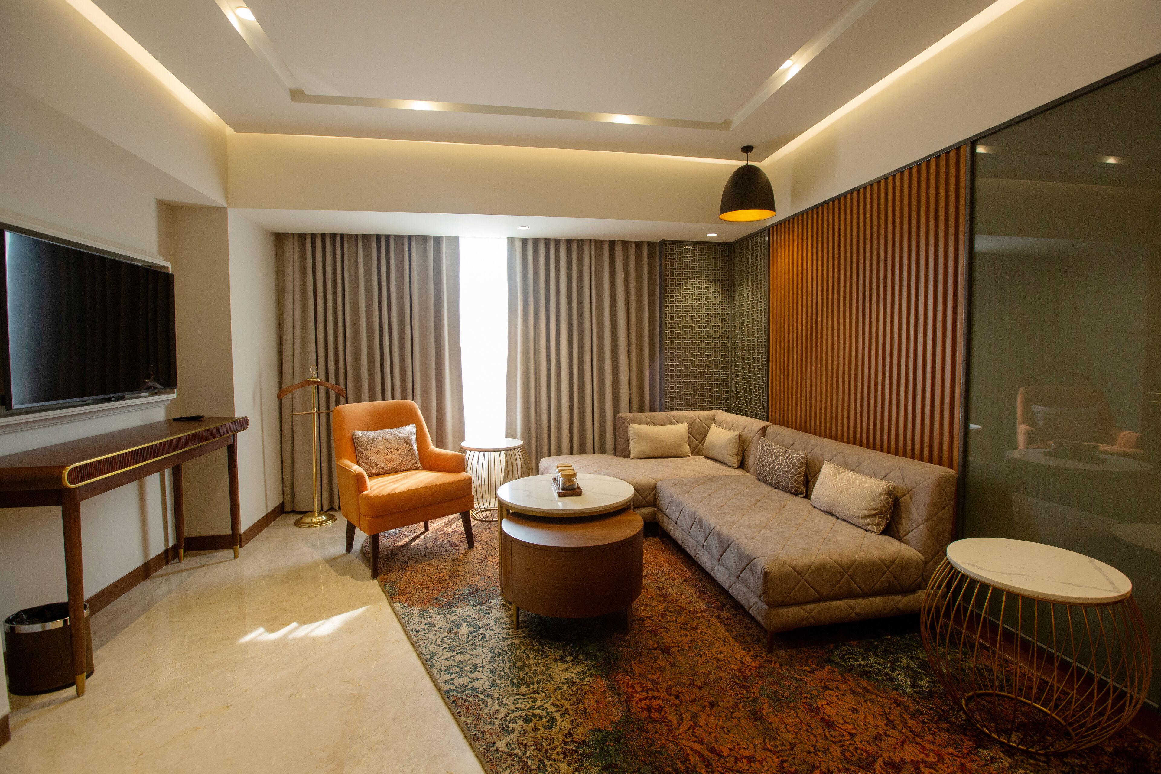 Presidential-Suite, Bergblick | Wohnbereich | 52-Zoll-Smart-TV mit Satellitenempfang, Pay-TV