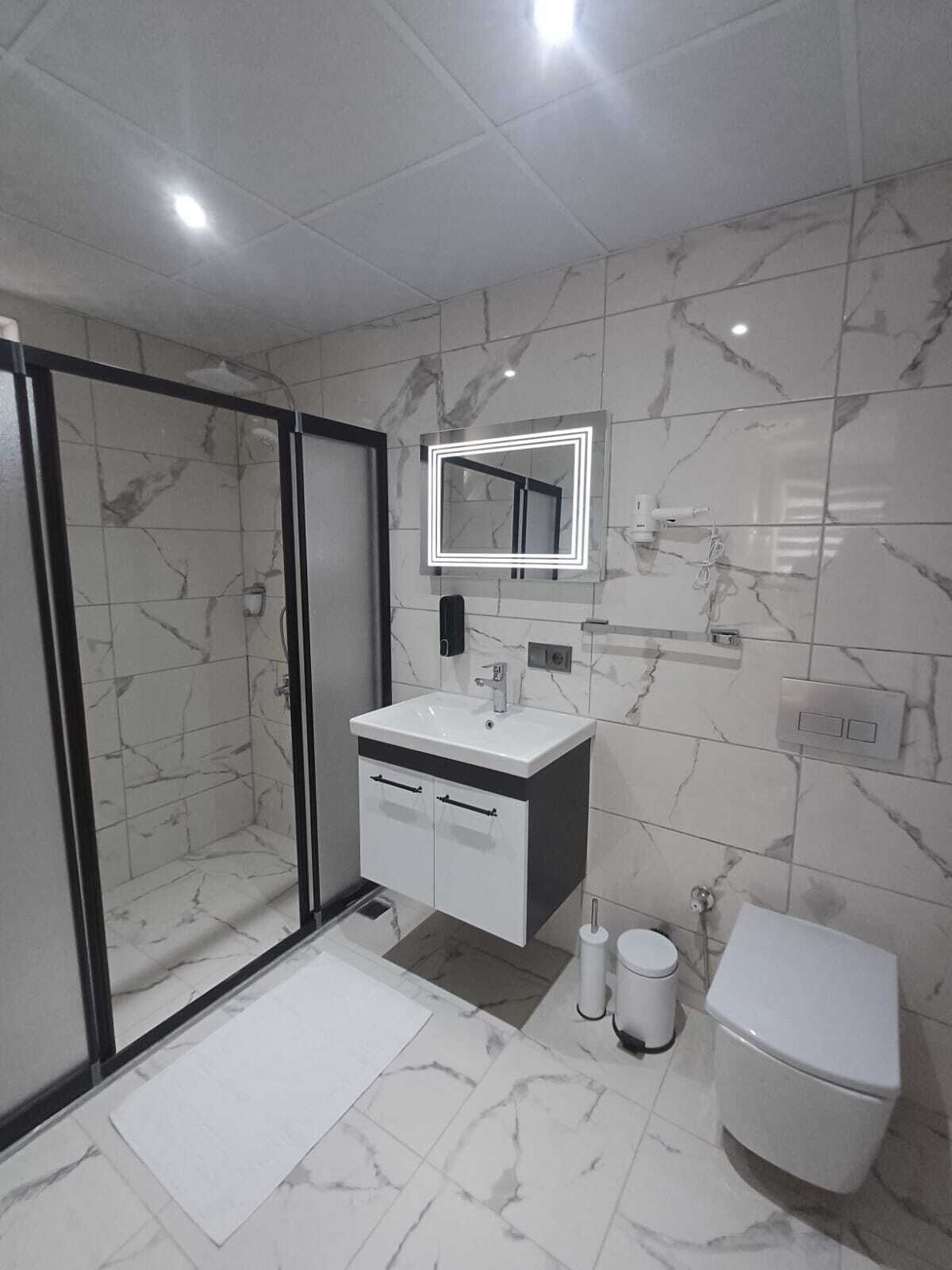 Comfort Suite | Bathroom | Shower, rainfall showerhead, hair dryer, slippers