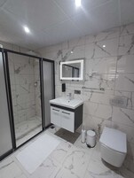 Comfort Suite | Bathroom | Shower, rainfall showerhead, hair dryer, slippers