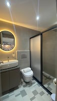 Design Triple Room | Bathroom | Shower, rainfall showerhead, hair dryer, slippers