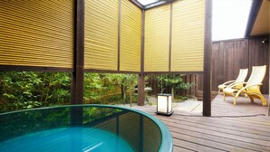 A wooden deck with a glass-bottomed hot tub, bamboo blinds, and wicker chairs. - Koto no Yado Musashino (Nara)