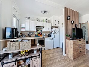 Kühlschrank, Mikrowelle, Ofen, Geschirrspüler