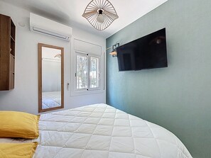 2 bedrooms, iron/ironing board, WiFi