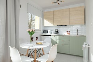 Studio, bếp, cạnh núi | Bếp riêng | Lò vi sóng, dụng cụ pha cà phê/trà, ấm điện, lò nướng bánh mì 